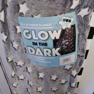 🆕 Glow in the dark Star throw blanket